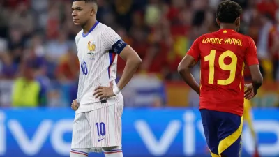 Split-screen graphic featuring France forward Kylian Mbappe in a blue national team jersey alongside Spain winger Lamine Yamal in a red kit ahead of the FIFA World Cup 2026 semifinal match.